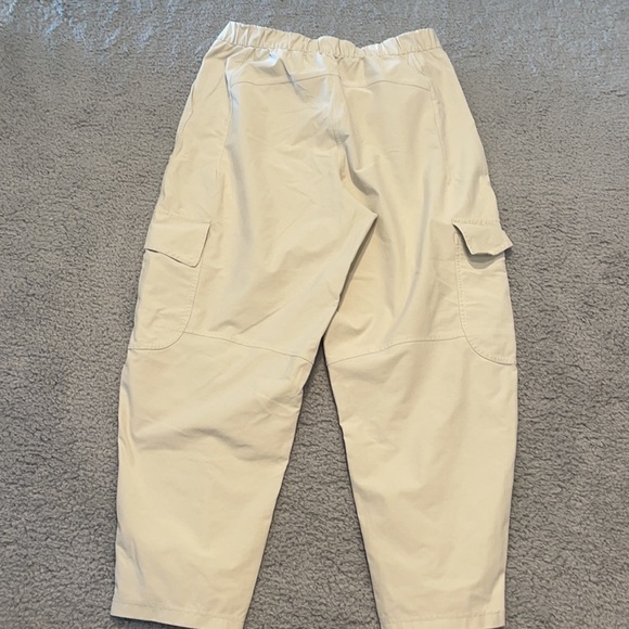 Lululemon Light Utilitech Cargo Pocket High-Rise Pant
Natural Ivory size 27 - Picture 8 of 12